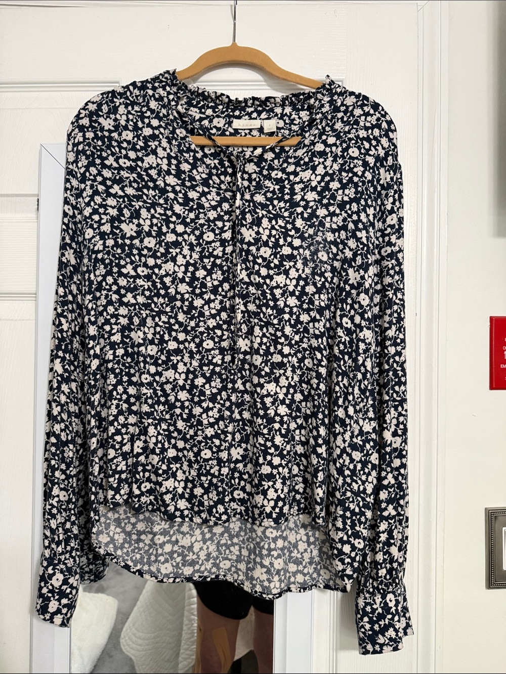 hinge Navy and White Floral Button-Front Long-Sleeve Blouse